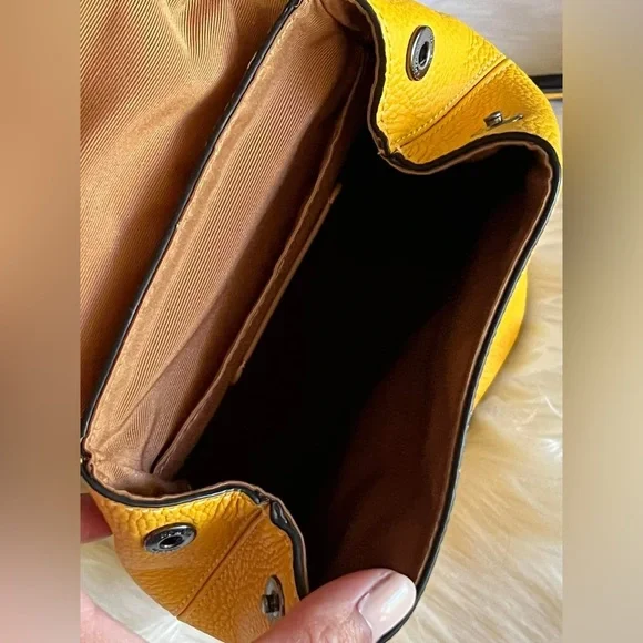 CB929 - Coach Hudson Small Pack - Picture 9 of 13